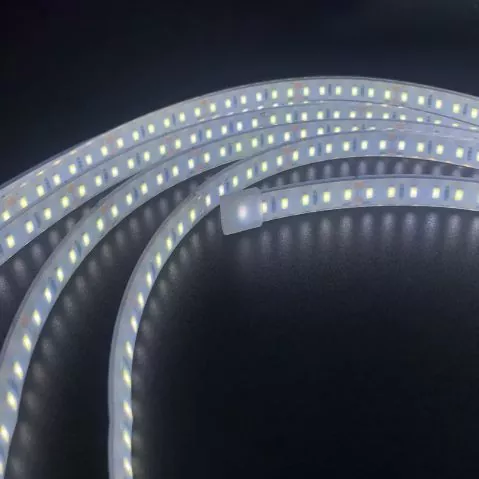 Quelles sont les caractéristiques de la source lumineuse des bandes lumineuses à basse tension LED communes?